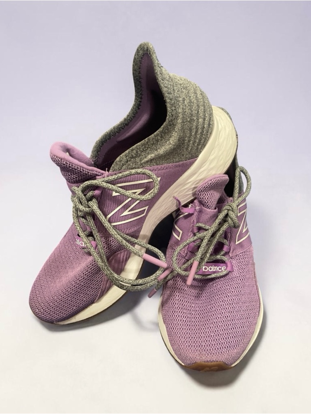 New Balance Women's Mauve Running Sneakers with Gray Accents ROAV